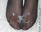 voila les pieds d'une amie que j'ai recouvert avec un bon footjob humm